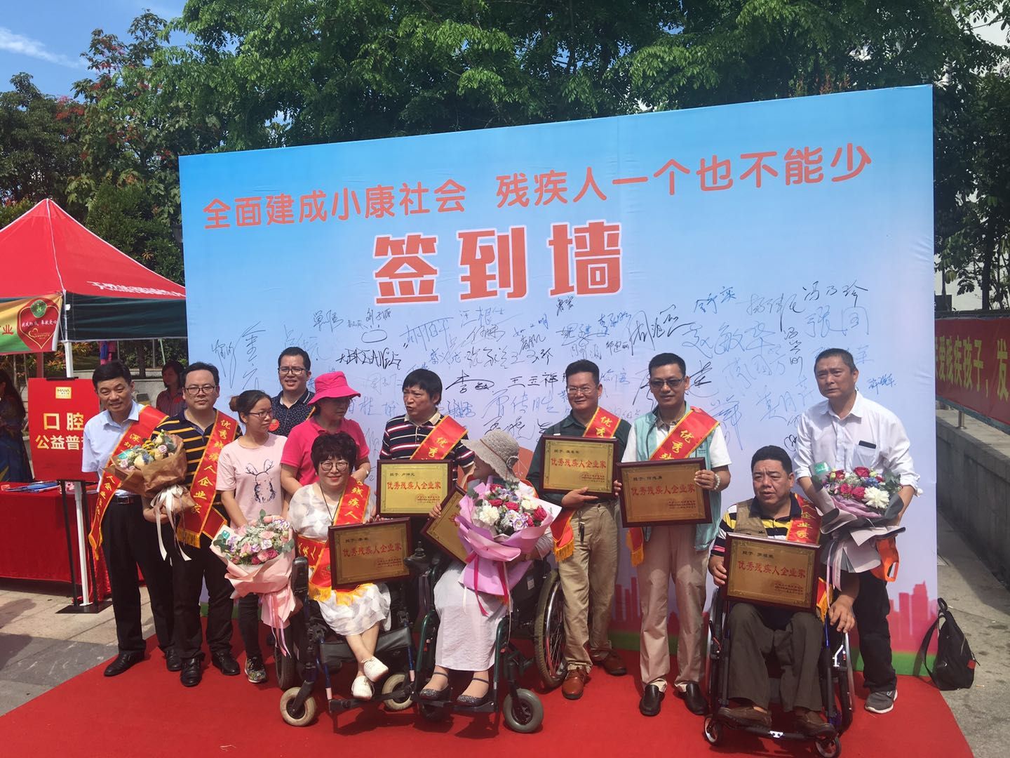 烈日炎炎不阻爱心之路 市民向残疾人士奉献爱心