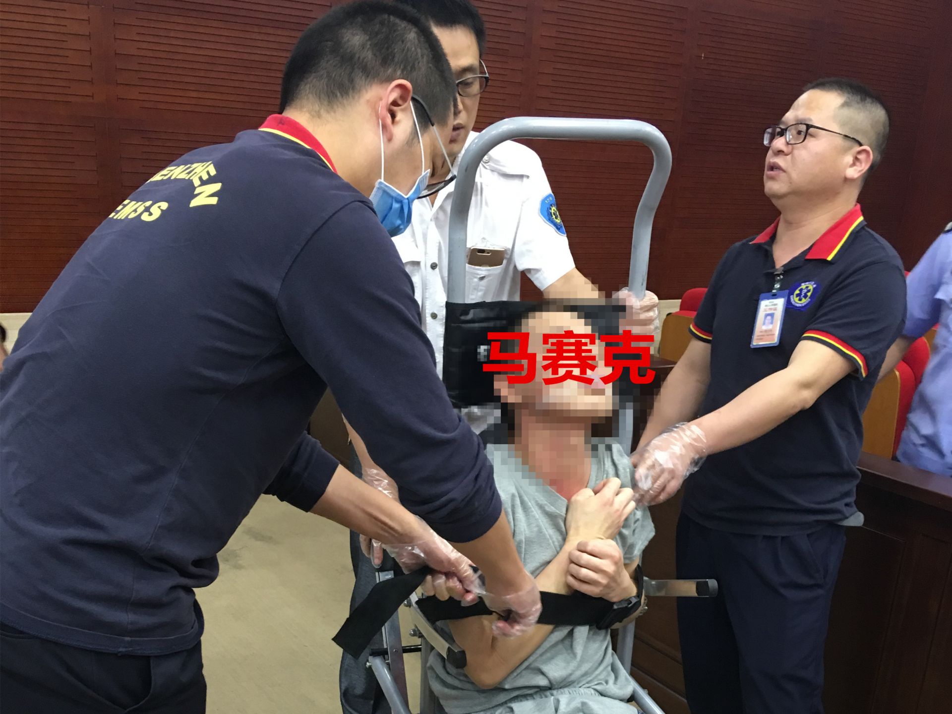法庭正在庭审，被告人突发癫痫口吐白沫……