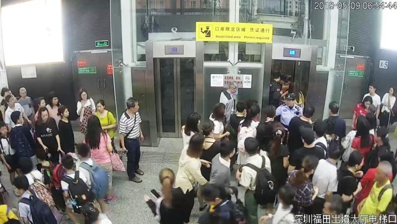跨境学童手臂被夹电梯门，边检民警及时救助脱危险