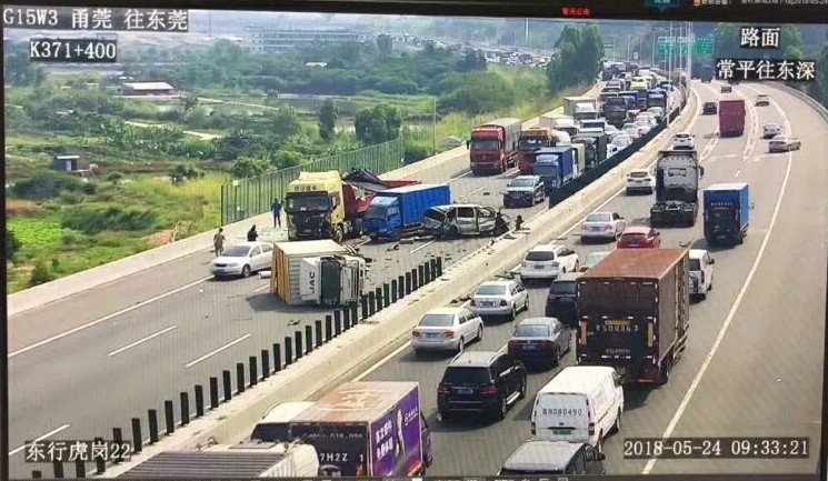 东莞一高速3辆小车逆行引发多车碰撞