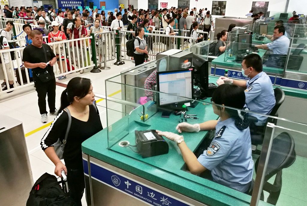 年龄不符合参团规定，两人冒用他人证件过境被查