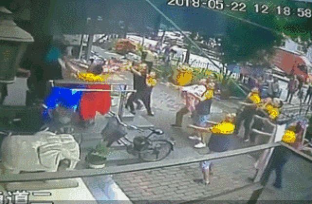 惊心动魄!3岁男童从6楼坠落,这群人做出了同一个姿势…