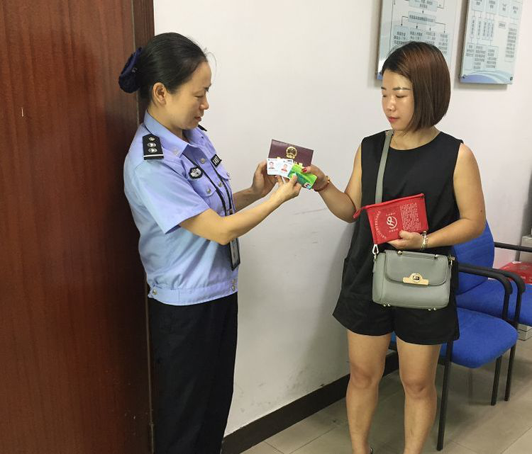 帮小孩办入学，证件却丢了！幸亏楼栋长捡到及时送还