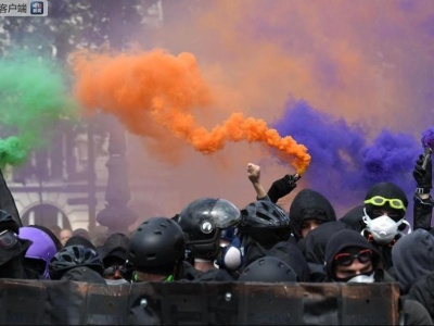 法国巴黎5.1大游行惊现打砸纵火暴力场面