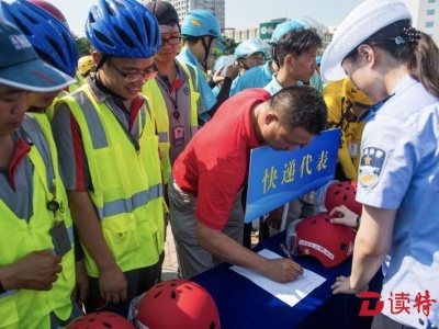 深圳交警免费为市民派送电动自行车骑行头盔
