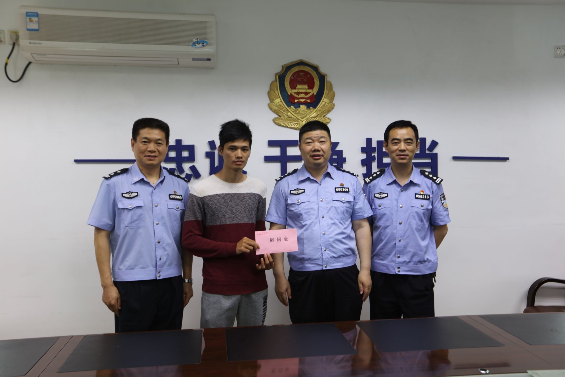 送餐途中救起轻生男子后悄悄离去，这个外卖小哥值得点赞