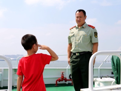 “粽”有人爱着你 萌娃走上海警舰艇为爸爸献礼