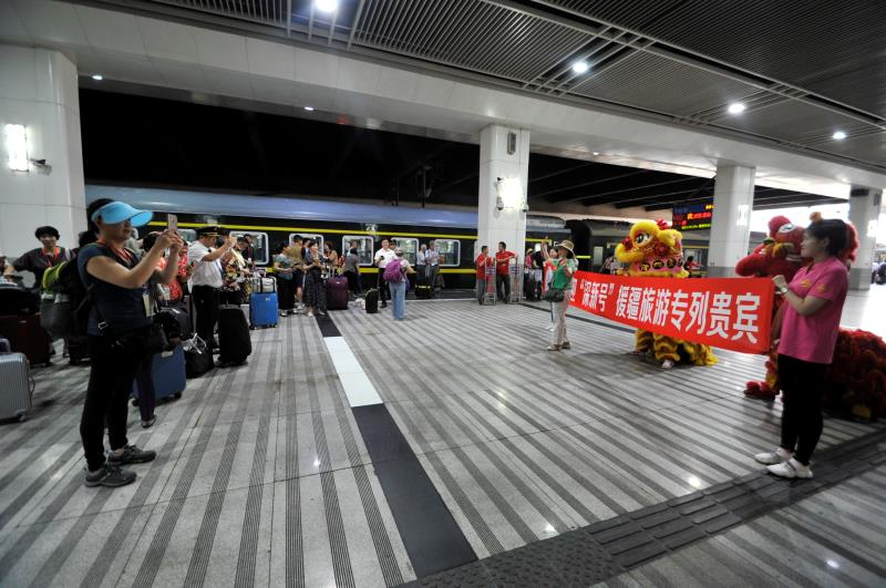 2018年首趟“深新号”援疆旅游扶贫专列发车