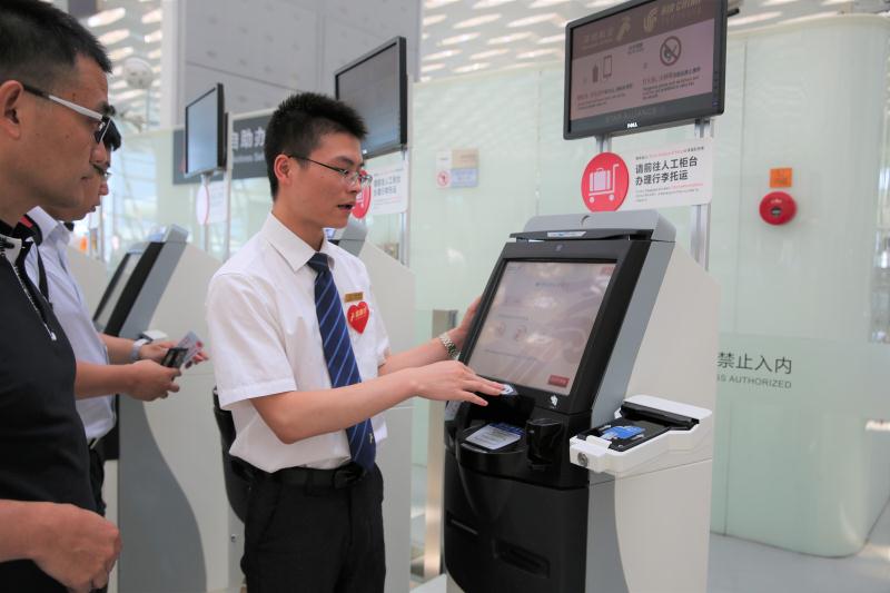 不用在机场办手续排长队啦！深圳航空推出自助行李托运服务