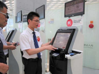 不用在机场办手续排长队啦！深圳航空推出自助行李托运服务