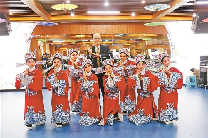 凤岗小学： 幸福课程培育“有根有未来”的一代