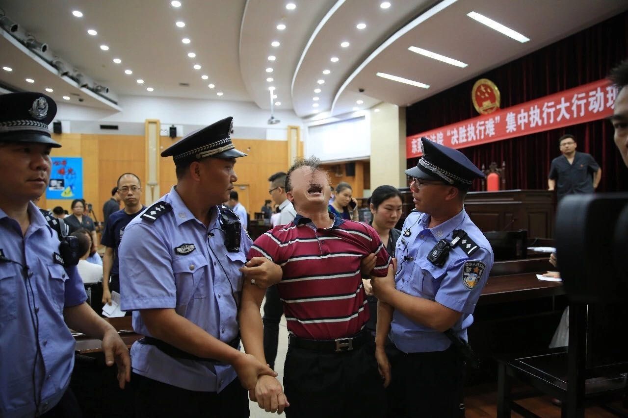 这些“老赖”集中接受法制教育 有人现场和解有人就…