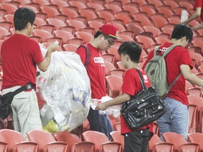 日本球迷清理垃圾就是高素质？那中国球迷收垃圾为何没人夸