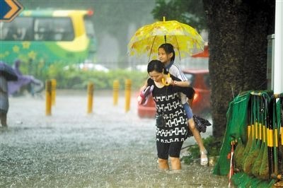 暴雨红色预警来袭！学校让10岁小学生独自回家合适吗？