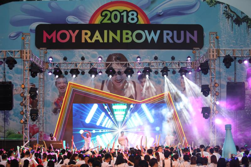 “彩虹跑”嗨翻锦绣中华  千名市民激情开跑
