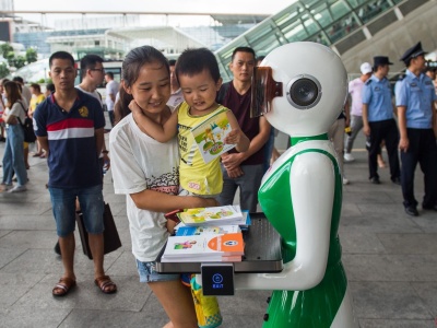 国际禁毒日：深圳首次引进机器人开展禁毒宣传  