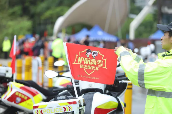为了高考平稳有序，警察蜀黍也是拼了