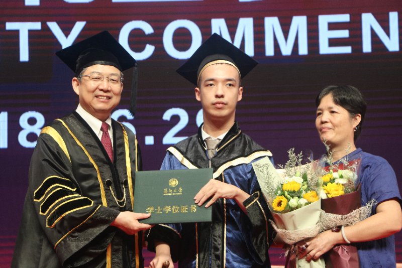 两名脑瘫学子从深大毕业，凭借勤奋努力获得学士学位