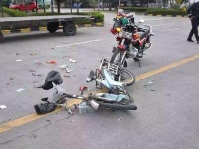 女生骑摩托载男生撞树受重伤 交警呼吁加强交通安全教育