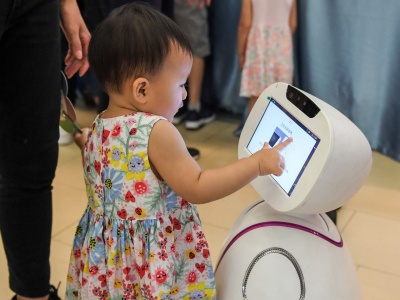 深圳中心书城出现机器人“大黄蜂”与小朋友互动过六一