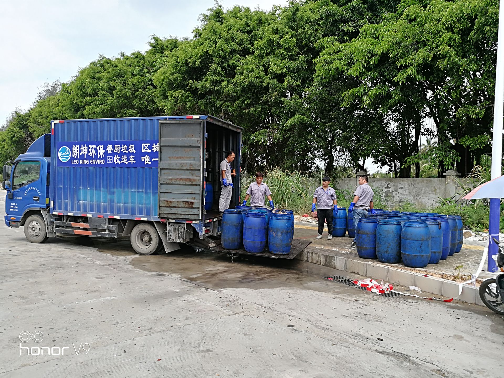 西乡城管炎炎烈日坚持巡查，为食品安全撑起“保护伞”