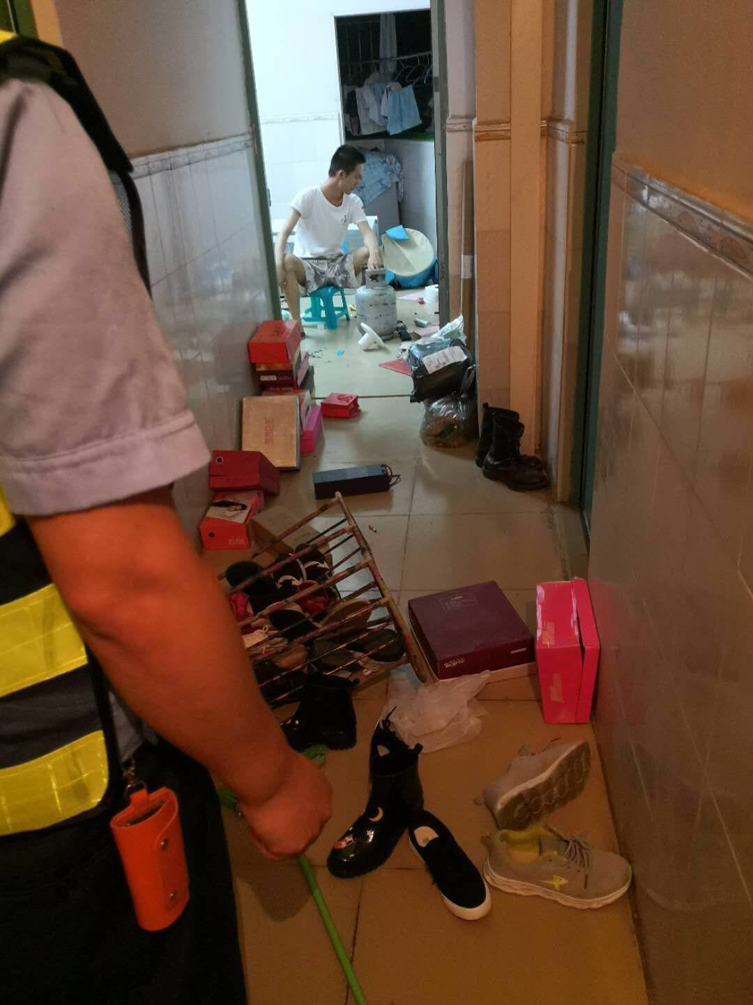 惊心动魄！男子持刀欲寻短见 警方3小时解危局