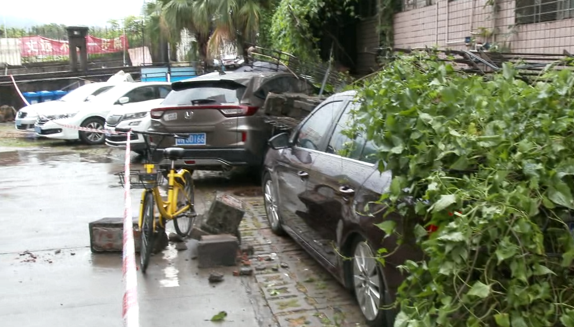 暴雨致小区围墙倒塌  8辆小车不幸被砸