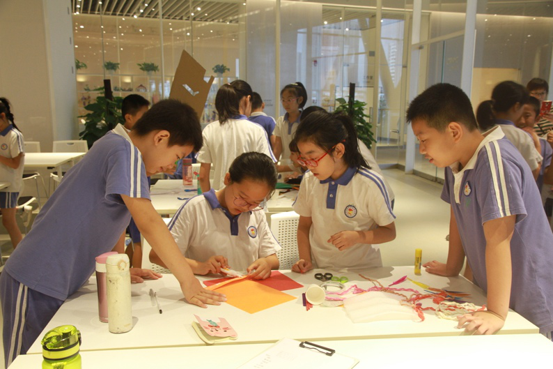 南油小学把课堂搬进艺术中心，孩子们不爱都难！