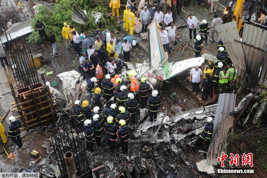 印度孟买小飞机坠毁致5人死 遇难者包括地上行人