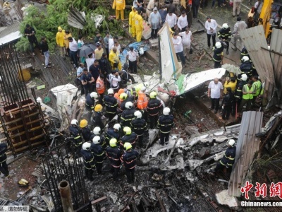 印度孟买小飞机坠毁致5人死 遇难者包括地上行人