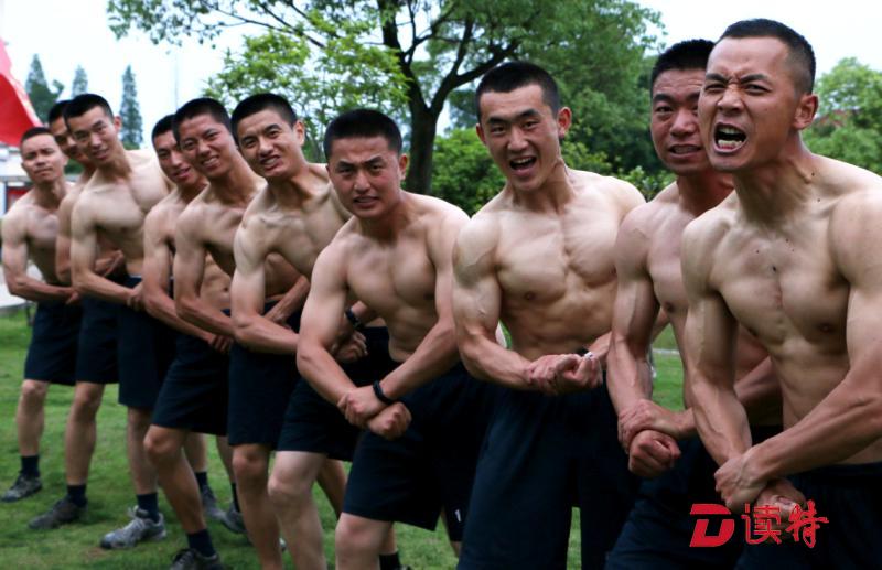 马甲线、腱子肉！为了体重达标，这些兵哥哥拼了