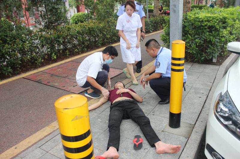 醉酒男子倒在路边不省人事 福永网格员积极救助获点赞