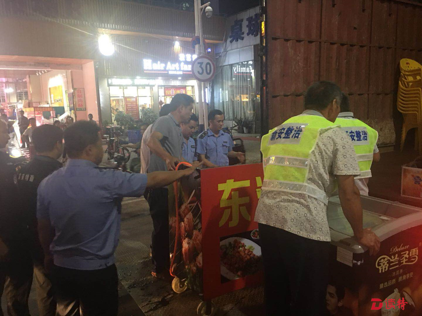 夜市乱象说拜拜！新安执法队联合社区开展专项行动  