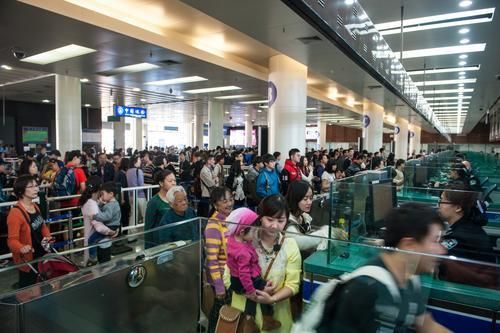 端午节假期次日，深圳口岸迎来出入境客流高峰