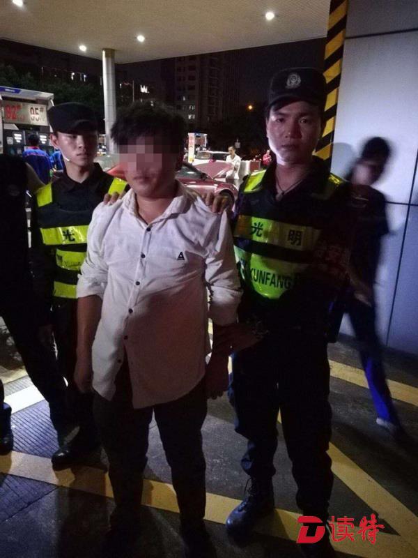 女子在加油站“方便”时，突然门缝下伸进一部手机……