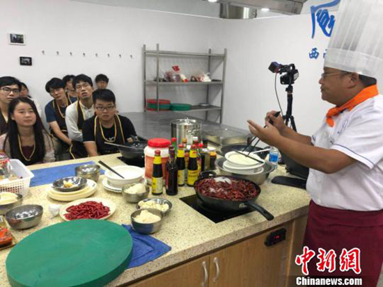 四川一高校开美食课：学生可以一边吃火锅 一边修学分 