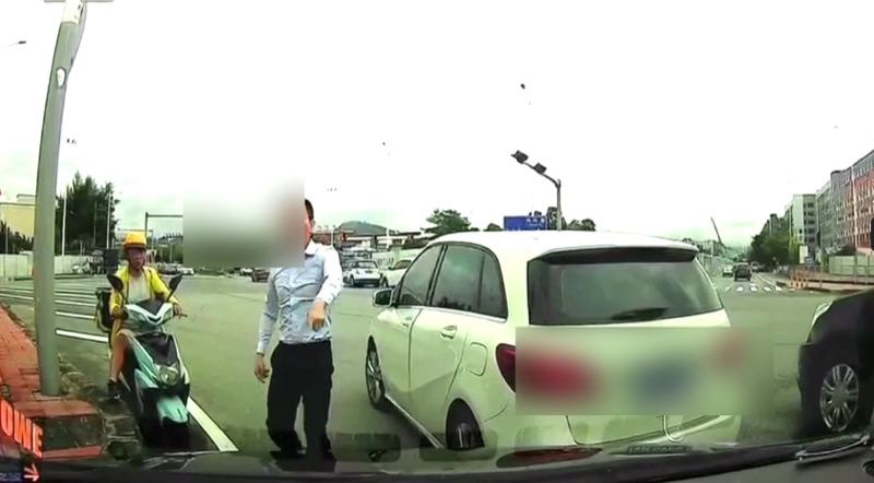 读特警视 | 强行变道大骂后车，路怒男子竟还想出这招甩锅……