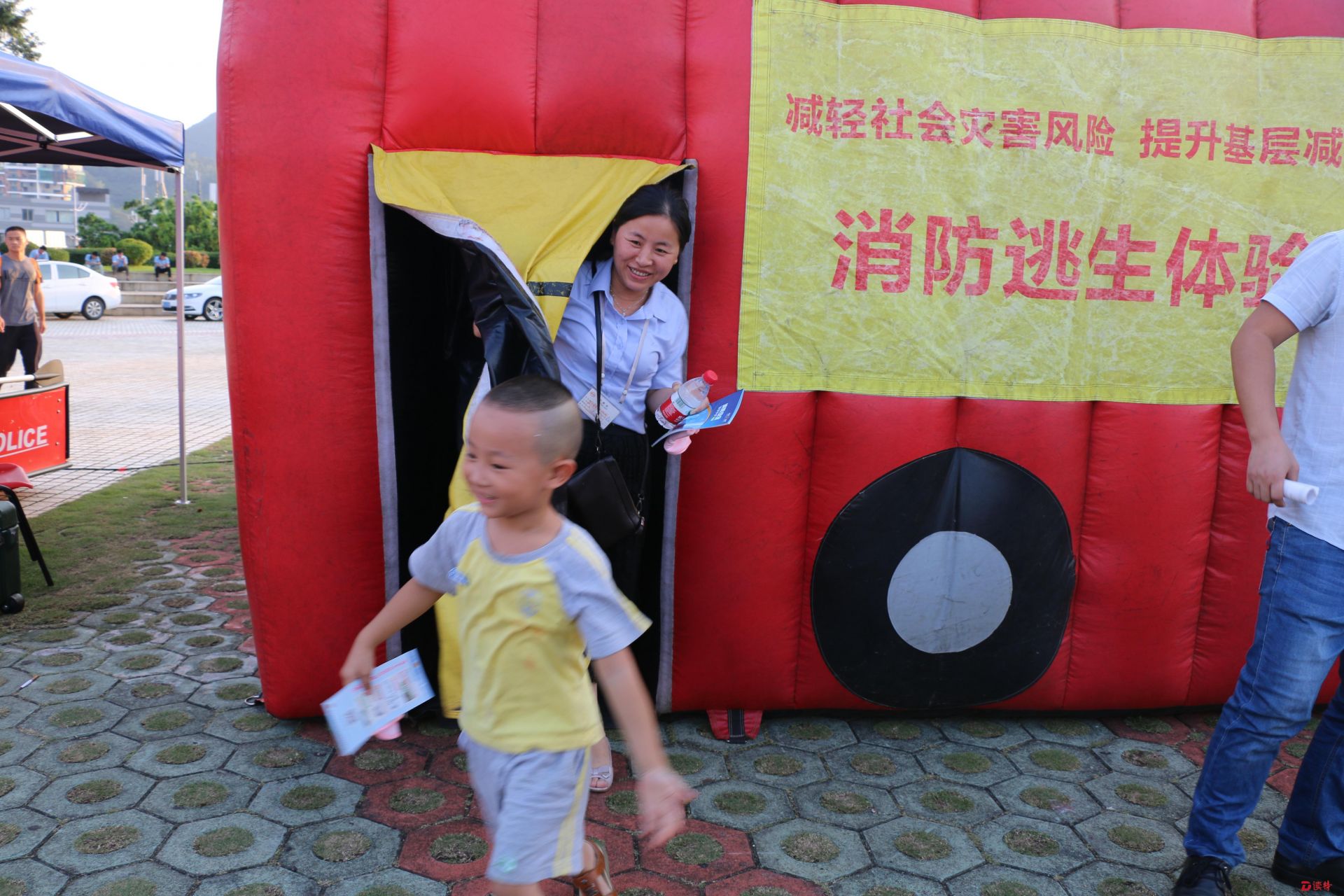 灭火逃生体验自救知识普及  大鹏新区消防安全宣传周启动