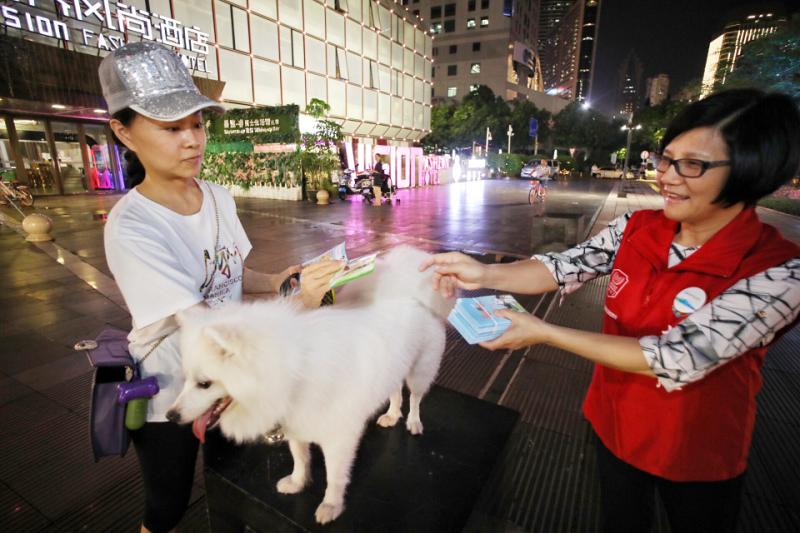 城管部门开展文明养犬执法行动 深圳查处不文明养犬约100宗