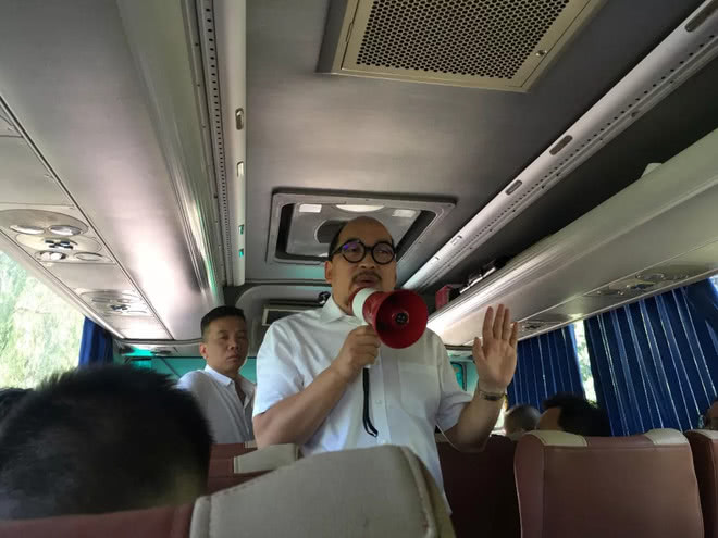 千亿私募巨头倒下，在大巴车上开股东会，董事长“转行当导游”