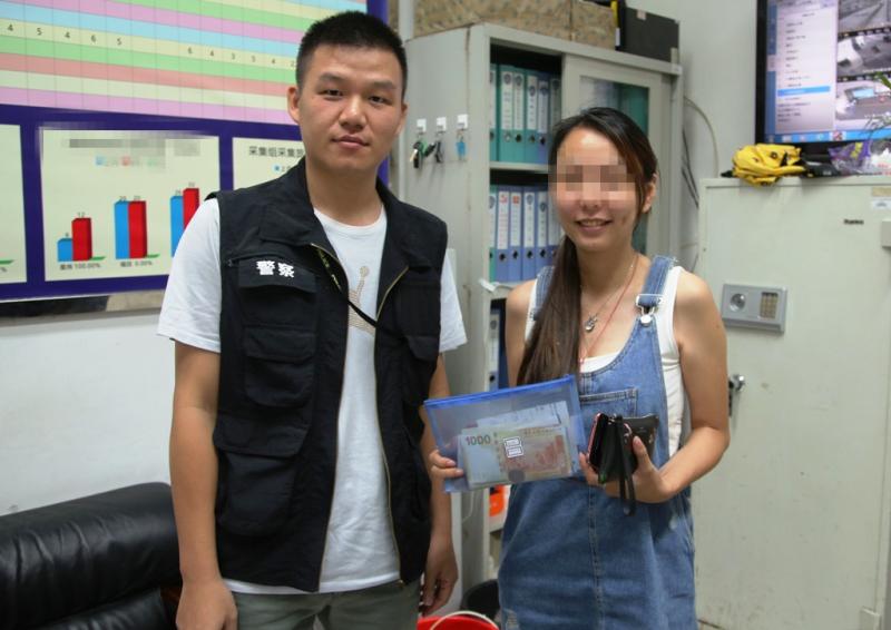一女子粗心遗失贵重钱物,边检民警积极寻找完璧归赵