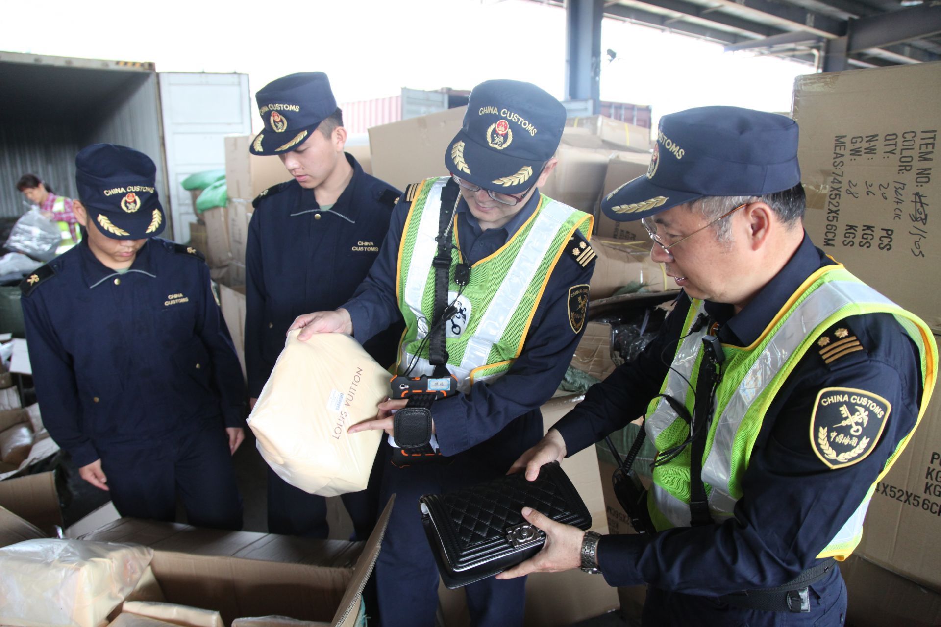 深圳海关查获3700个假包 伪造海外“购物凭证”等一应俱全
