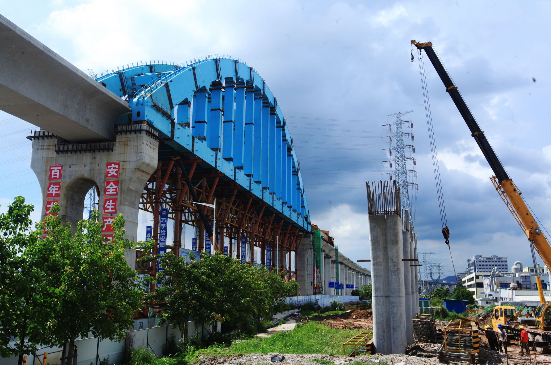 穗莞深城际深圳段桥墩和钢架大桥施工基本完成