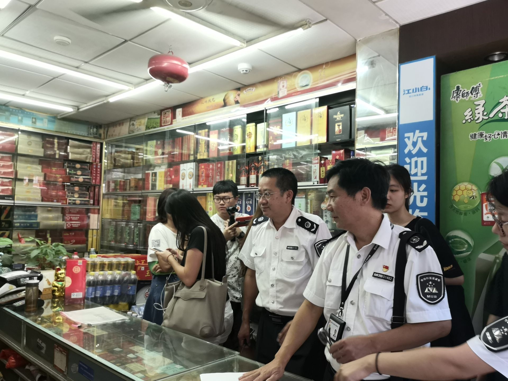 食药局联合市场稽查局查三家卖酒行 家家都有问题
