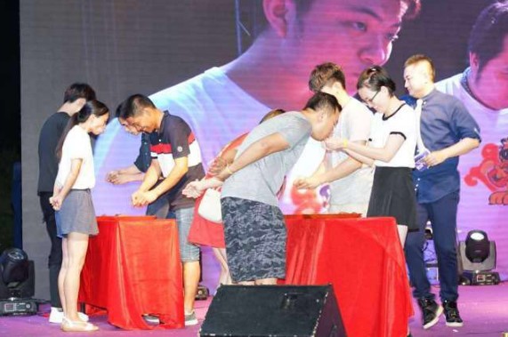 山顶荔枝音乐会举行，亲子情侣吃茘枝:你剥茘枝我来吃
