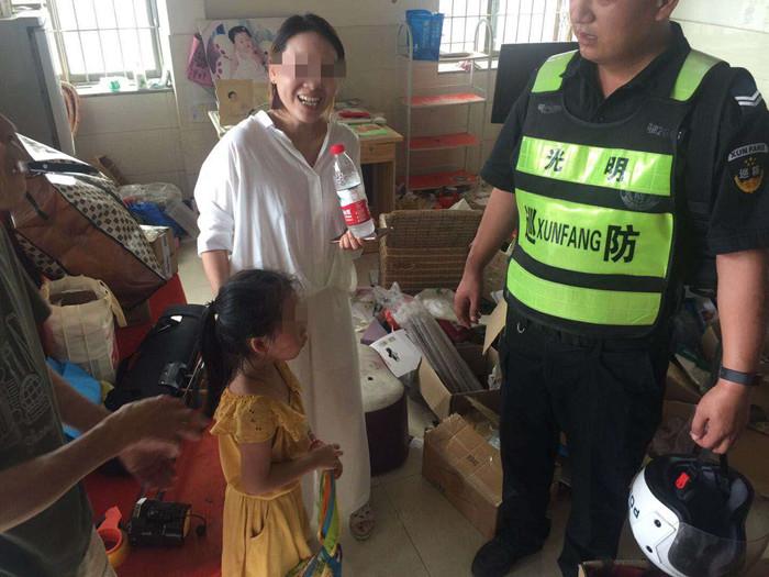 女童被困天台嚎啕大哭 警察蜀黍挨家挨户搜寻终找着