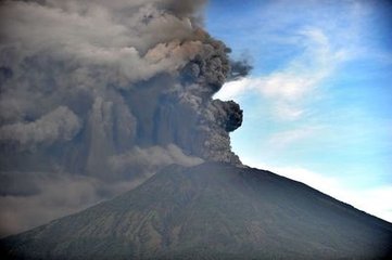 外交部回应巴厘岛火山再次喷发：尚无中国公民因此滞留