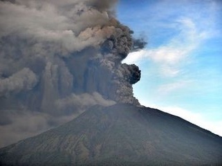 外交部回应巴厘岛火山再次喷发：尚无中国公民因此滞留