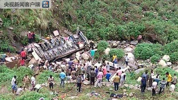 印度一辆巴士翻入峡谷，至少45人死亡