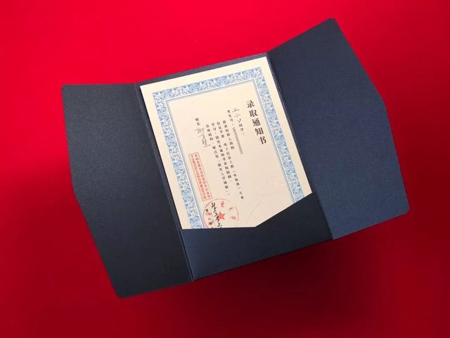 是时候秀一波了!如此别致的大学录取通知书,你想要哪个?   